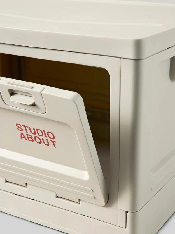 Boite gris clair Studio About focus sur l'ouverture sur le côté qui permet de créer une petite étagère