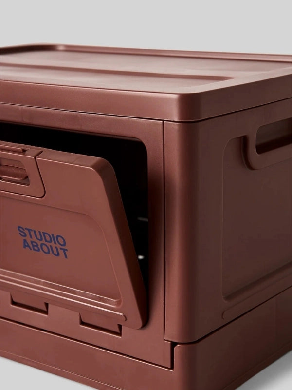 Boite bordeaux Studio About focus sur l'ouverture sur le côté qui permet de créer une petite étagère