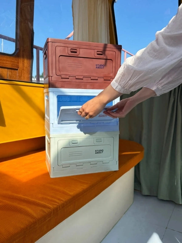 Les boites Studio About taille medium empilées les unes sur les autres