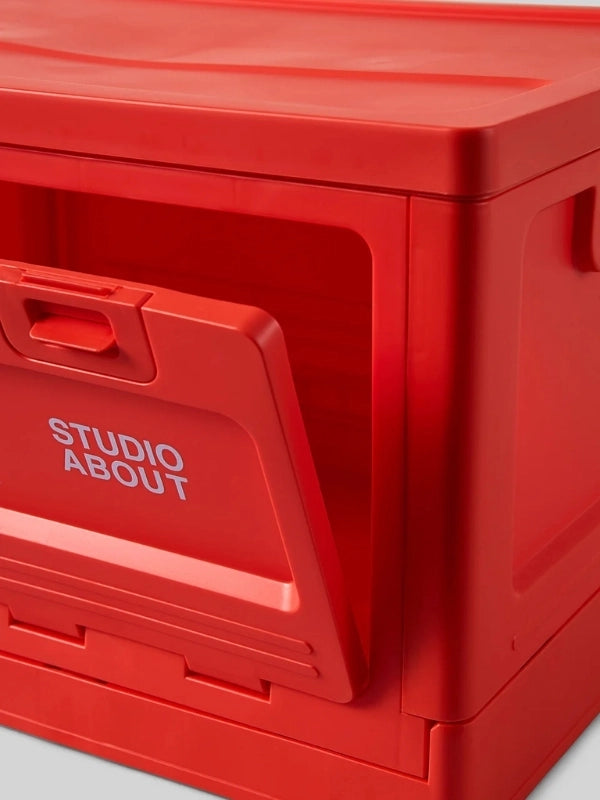 Boite rouge Studio About focus sur l'ouverture sur le côté qui permet de créer une petite étagère