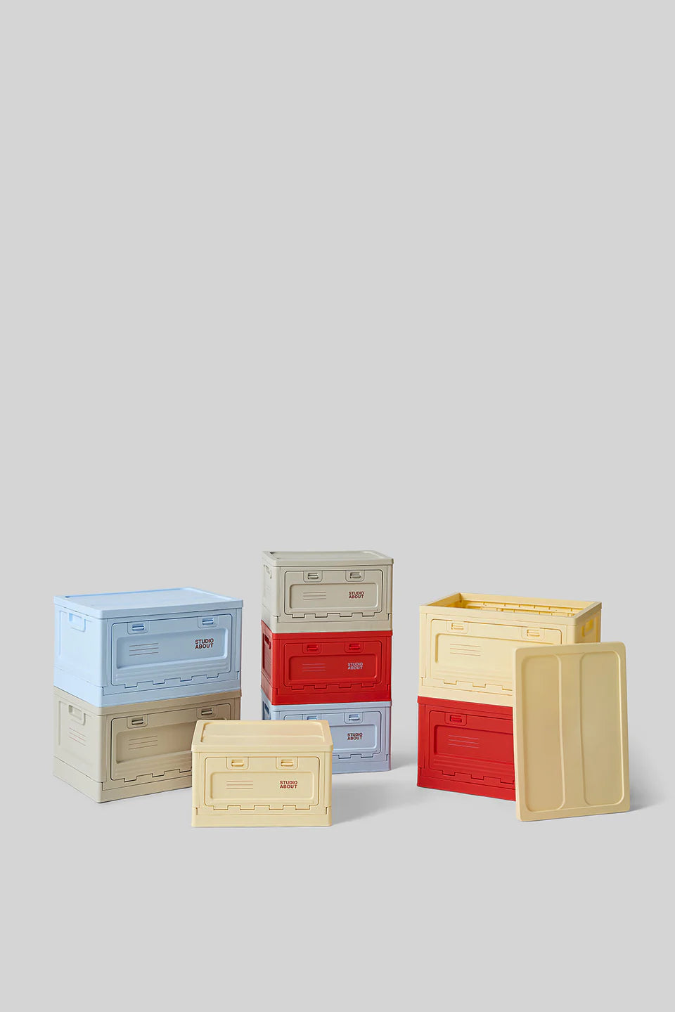 Trois colonnes de boites Studio About empilées l'une sur l'autre