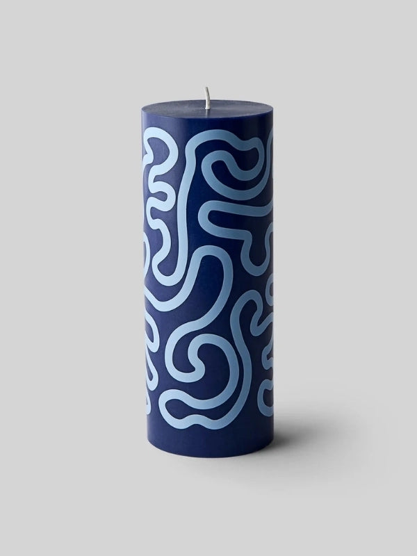 Bougie pilier bleu foncé avec une sérigraphie bleu clair Studio About