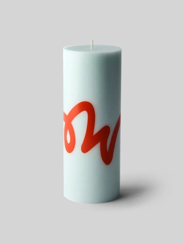 Bougie pilier vert menthe avec une sérigraphie rouge Studio About