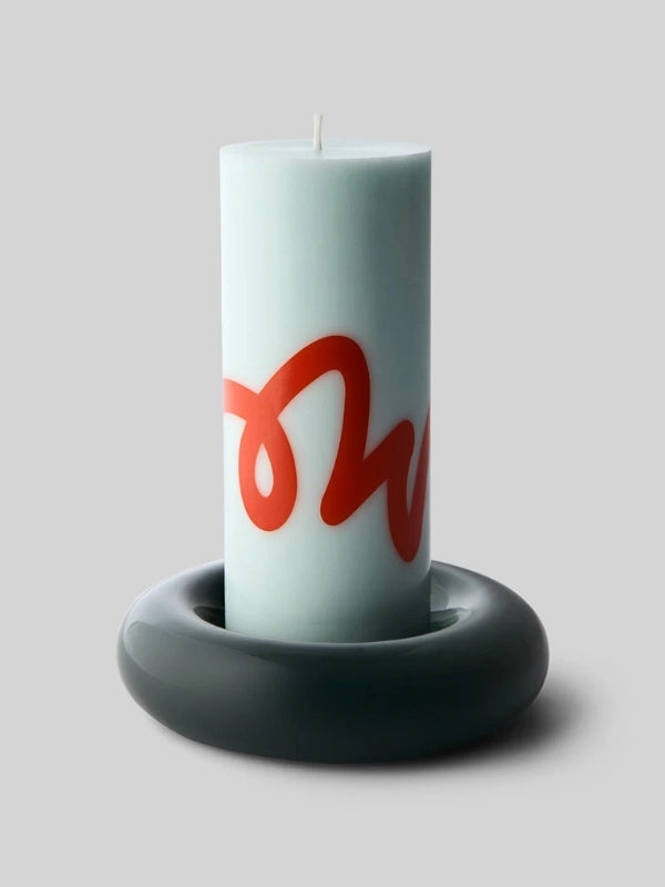 Grand bougeoir BOB vert foncé Studio About avec sa bougie pilier vert menthe et sérigraphie rouge