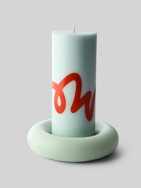 Grand bougeoir BOB vert menthe Studio About avec sa bougie pilier vert menthe avec une sérigraphie rouge