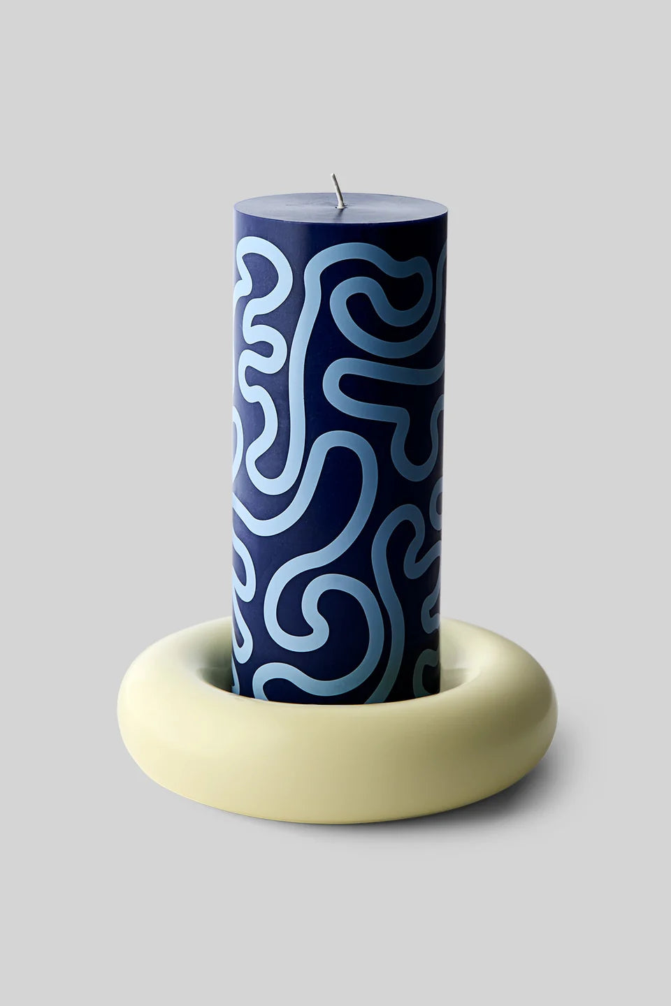 Grand bougeoir Bob jaune avec grande bougie bleue de chez Studio About