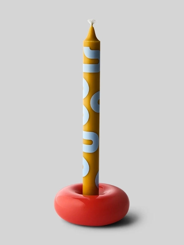 Petit bougeoir BOB rouge Studio About avec sa bougie chandelle ocre