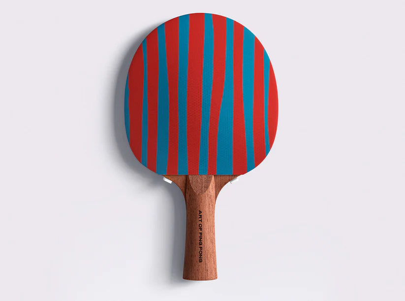 Raquette de ping-pong exposée au mur sur un support Art of Ping Pong blanc