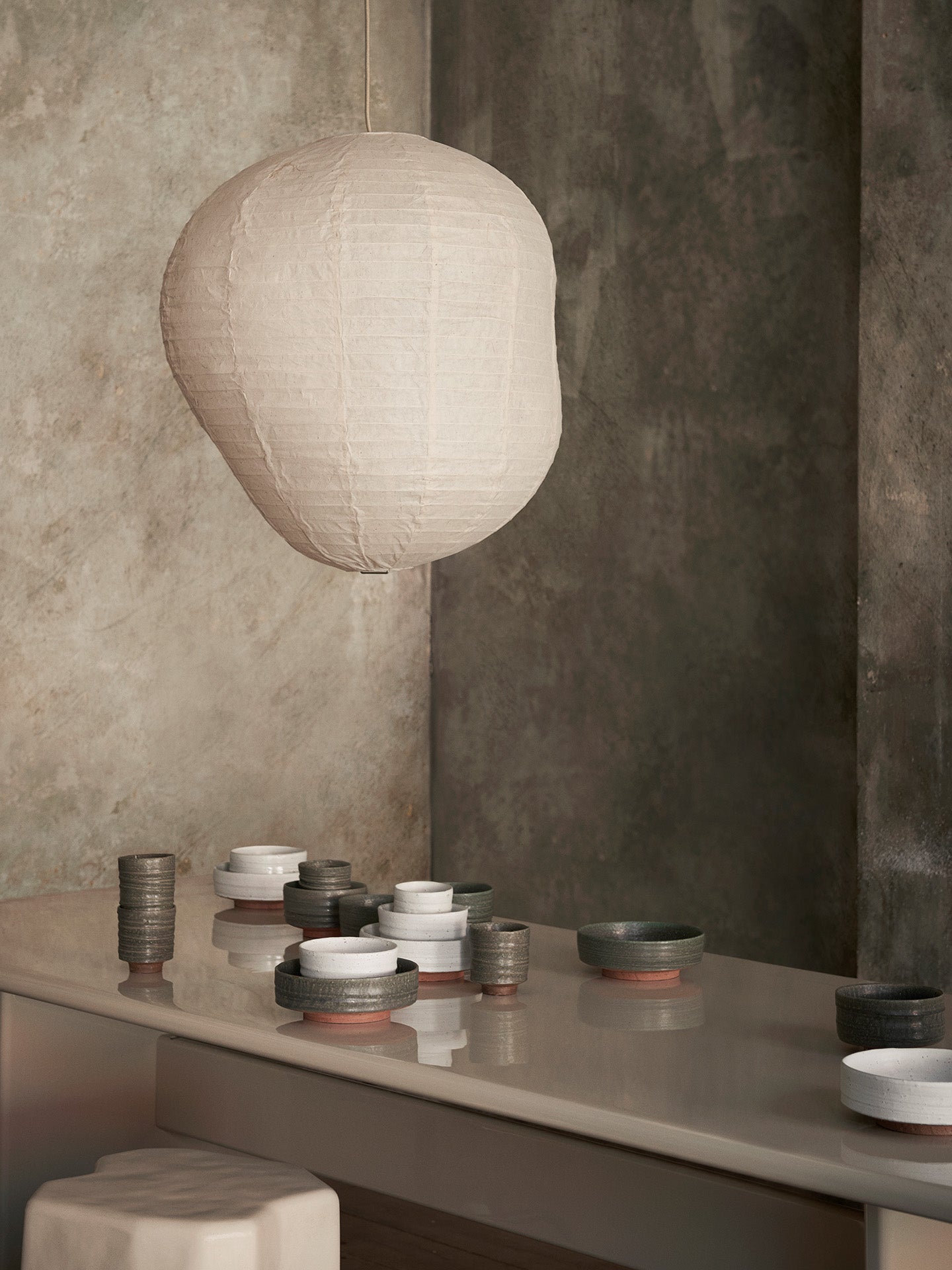 Suspensions Kurbis en papier Washi  60cm dans une salle de bain