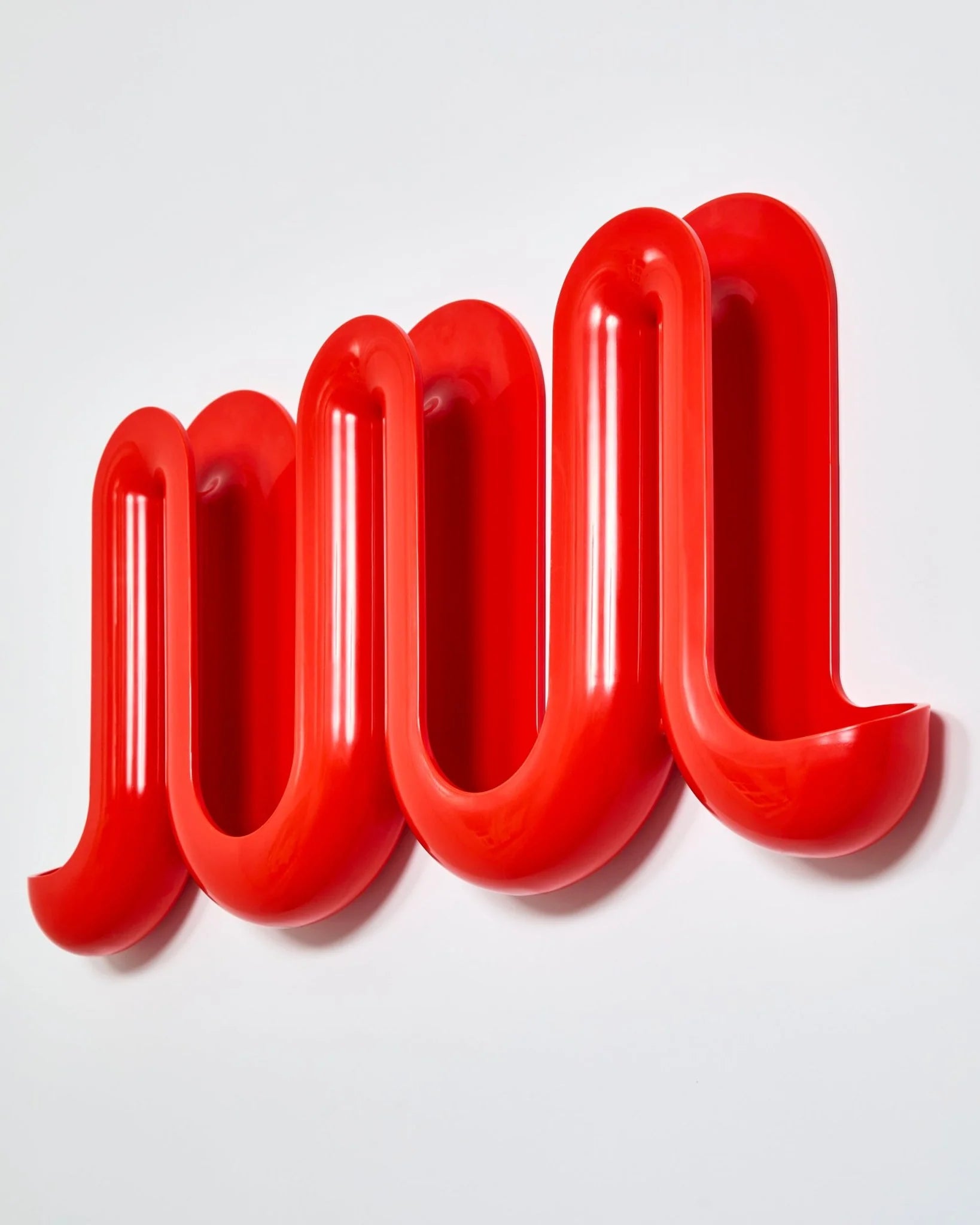 Porte manteau mural Swell Rouge Heller - support multifonctions en forme de vague pour ranger manteaux, sacs ou clés. En ABS 100% recyclable signé Anna Dawson