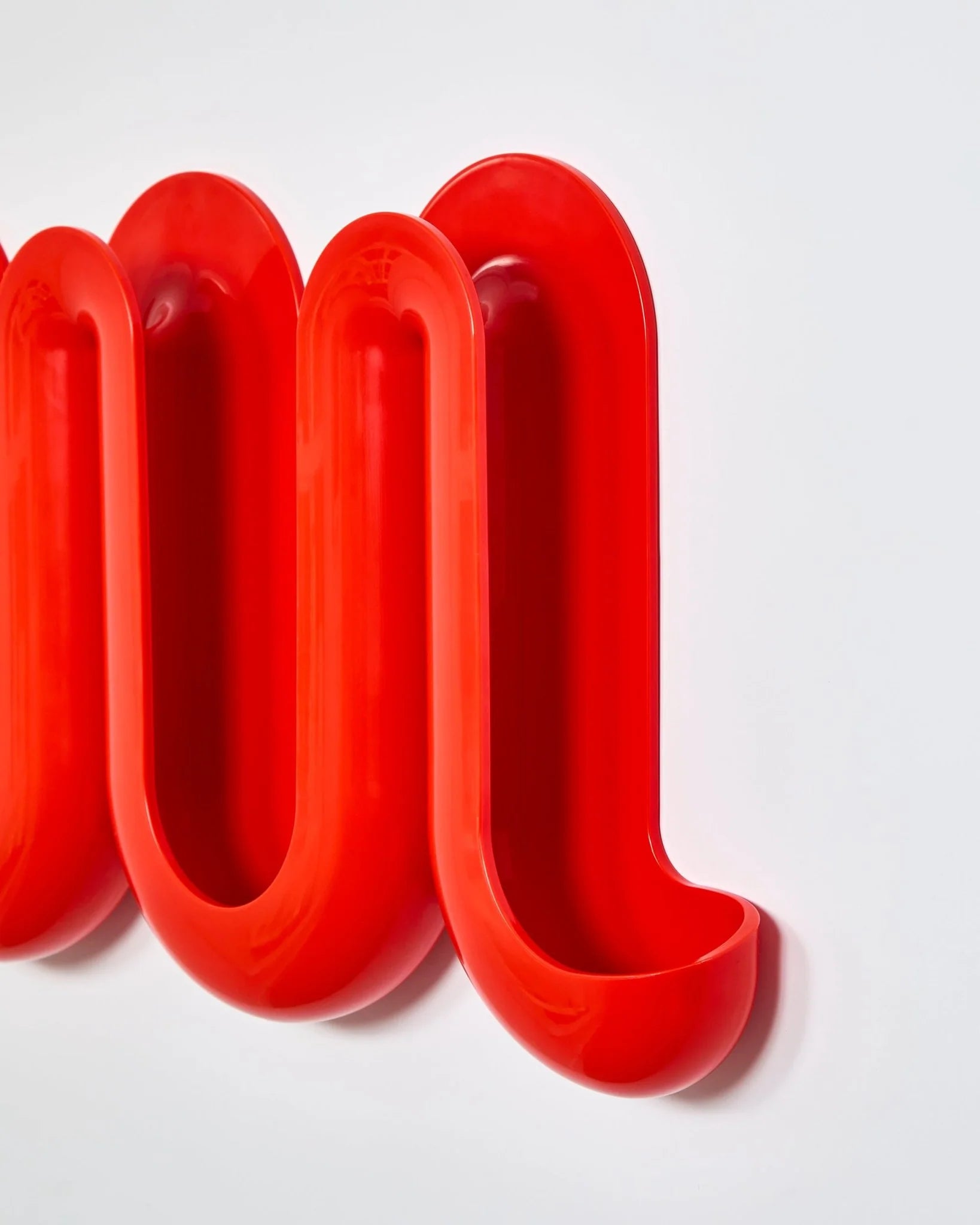 Porte manteau mural Swell rouge Heller - support multifonctions en forme de vague pour ranger manteaux, sacs ou clés. En ABS 100% recyclable signé Anna Dawson