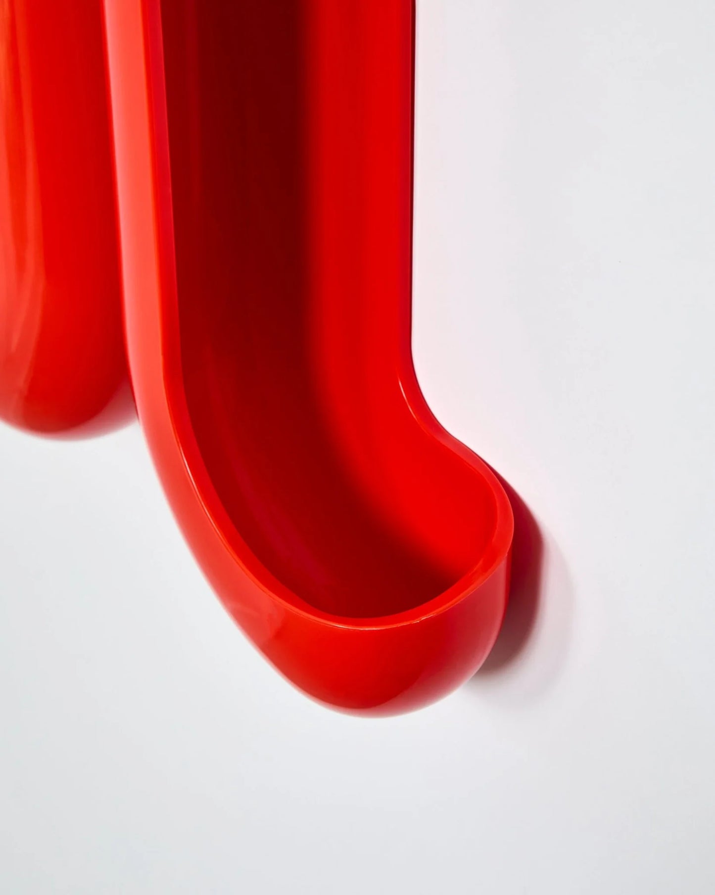 Porte manteau mural Swell Rouge Heller - support multifonctions en forme de vague pour ranger manteaux, sacs ou clés. En ABS 100% recyclable signé Anna Dawson