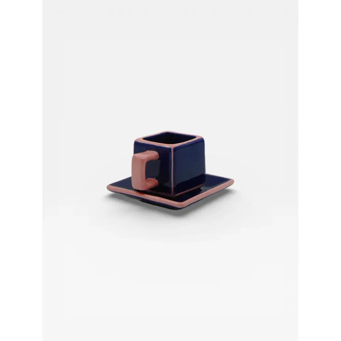 Tasse à café avec soucoupe en céramique bleu et rose design graphique Tile vue de trois quarts