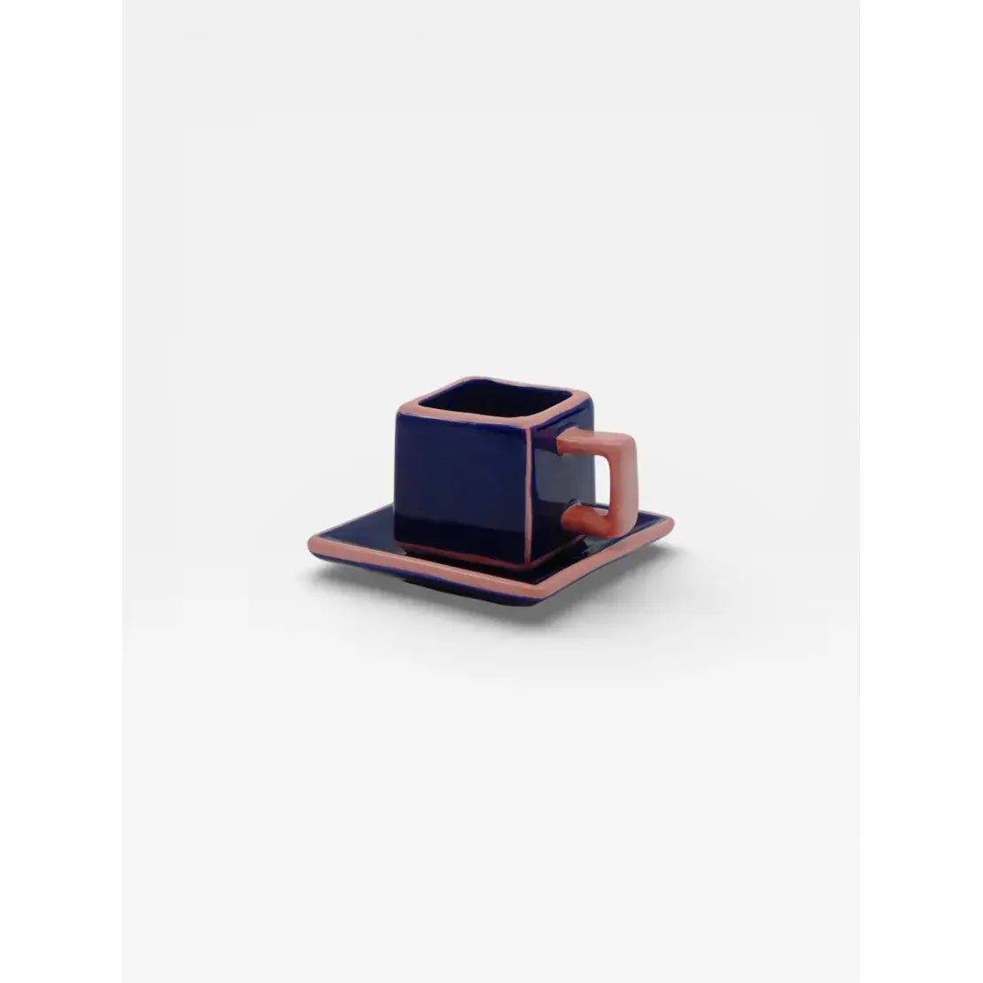 Tasse à café avec soucoupe en céramique bleu et rose design graphique Tile vue de trois quarts