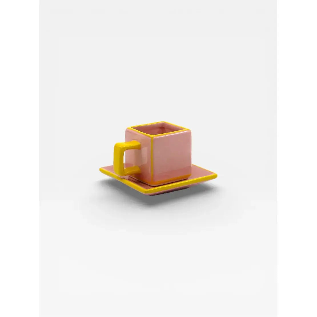 Tasse à café et soucoupe en céramique roses et jaunes design graphique Tile vue de trois quarts