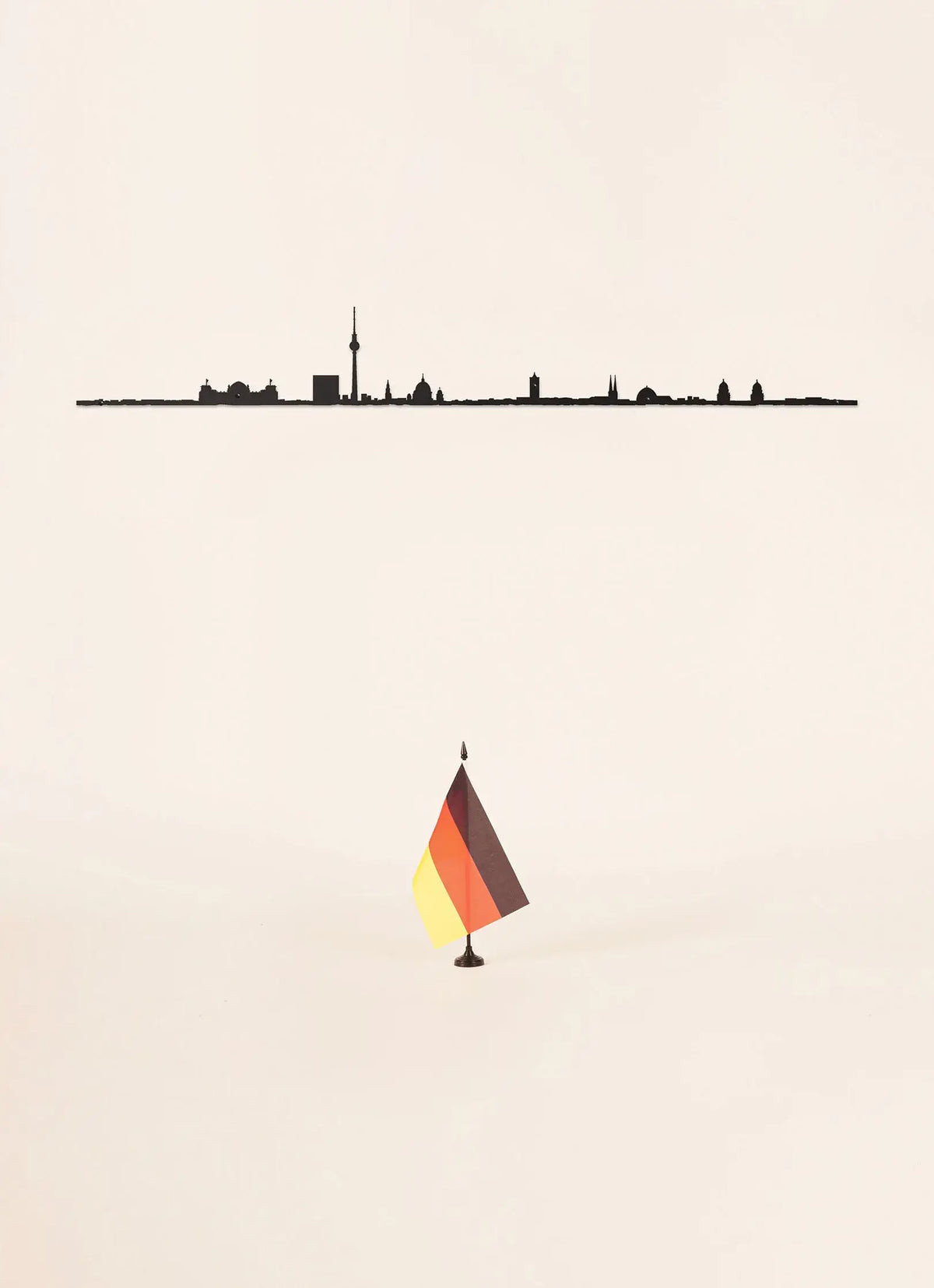 The Line Berlin : Silhouette de ville noire en acier de 125cm