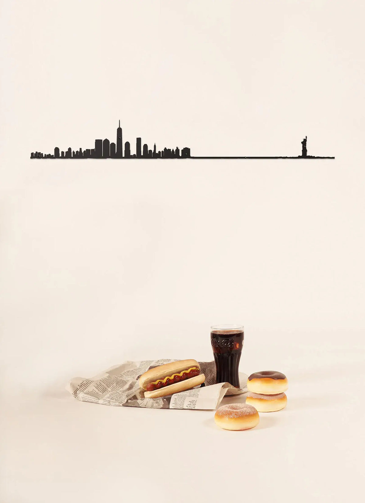 The Line New-York : Silhouette de ville noire en acier de 125cm