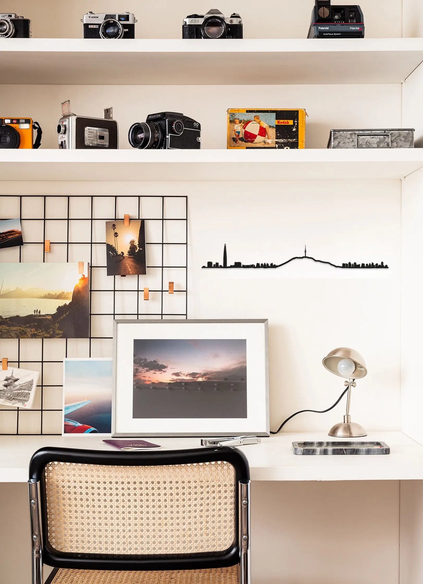 Silhouette murale de Séoul accroché dans un bureau