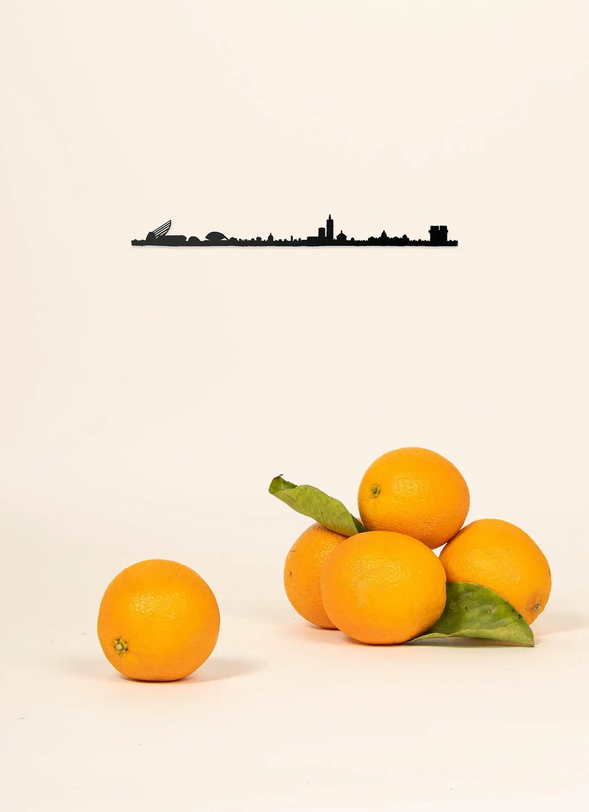 Mini Line Valence : silhouette en acier noir de la ville par The Line
