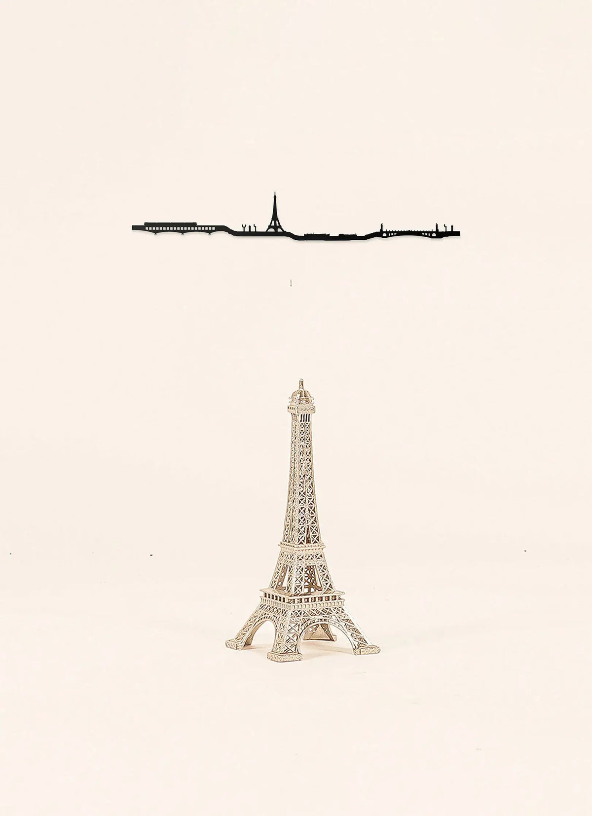 Mini Line x Tour Eiffel : silhouette en acier noir de la ville de Paris par The Line