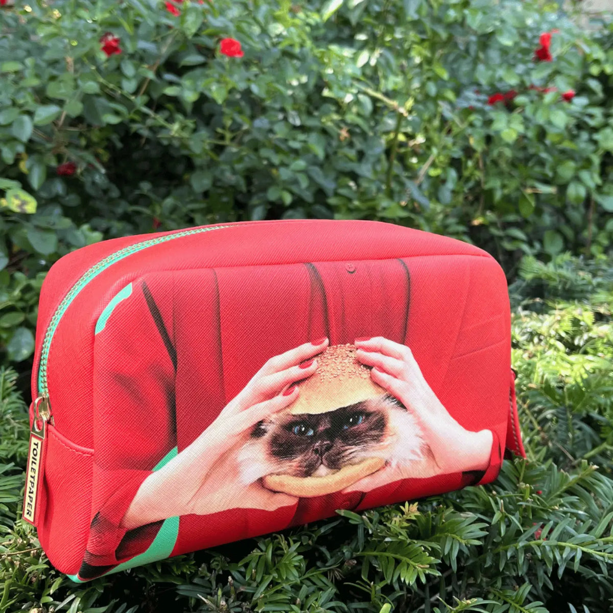 Trousse de toilette Cat Liscious dans un parc