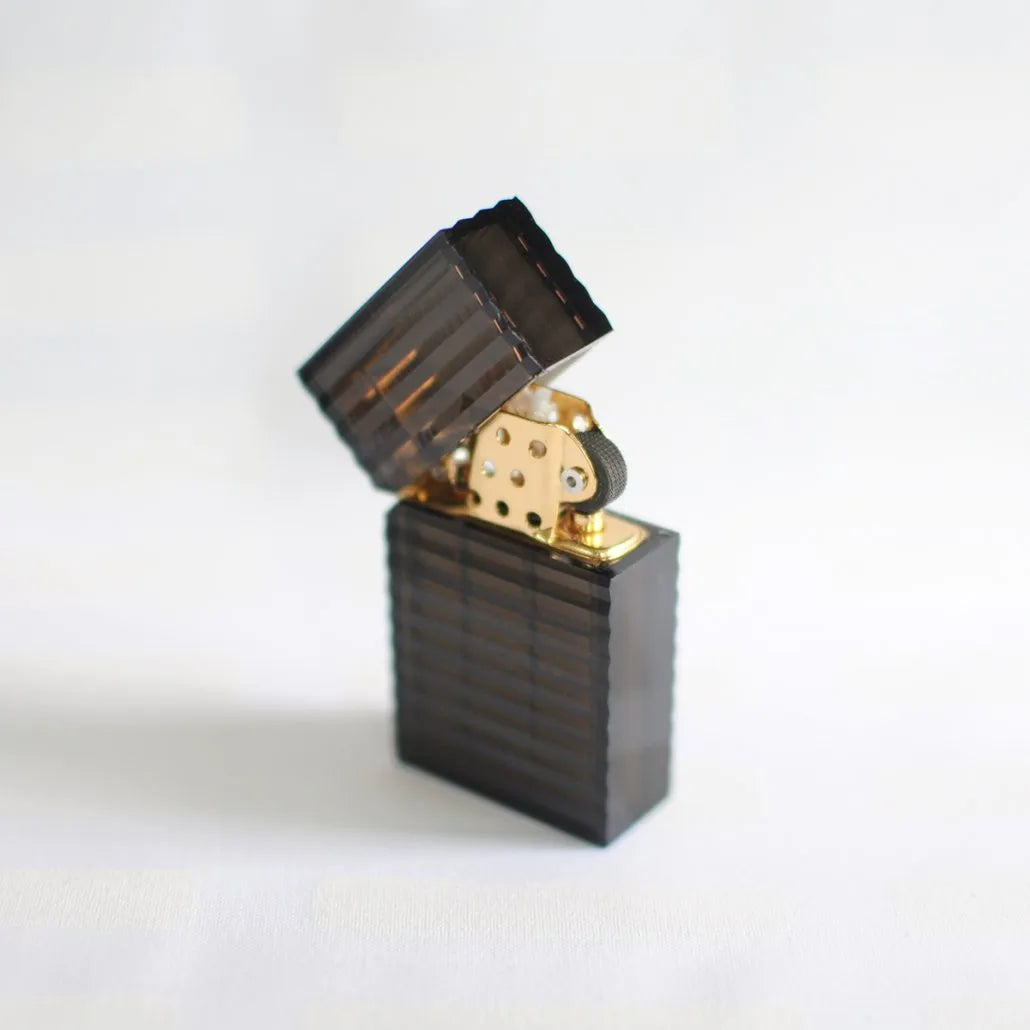 Briquet japonais Tsubota Pearl Latitude Noir ouvert avec décor diamond cut