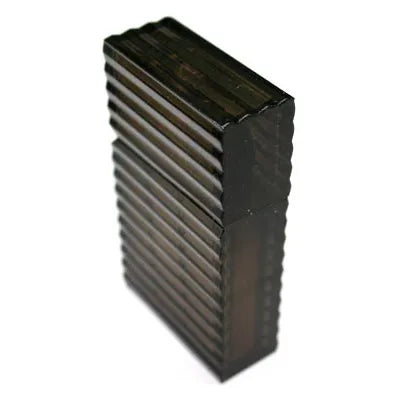Briquet japonais Tsubota Pearl Latitude Noir ouvert montrant le mécanisme d'allumage