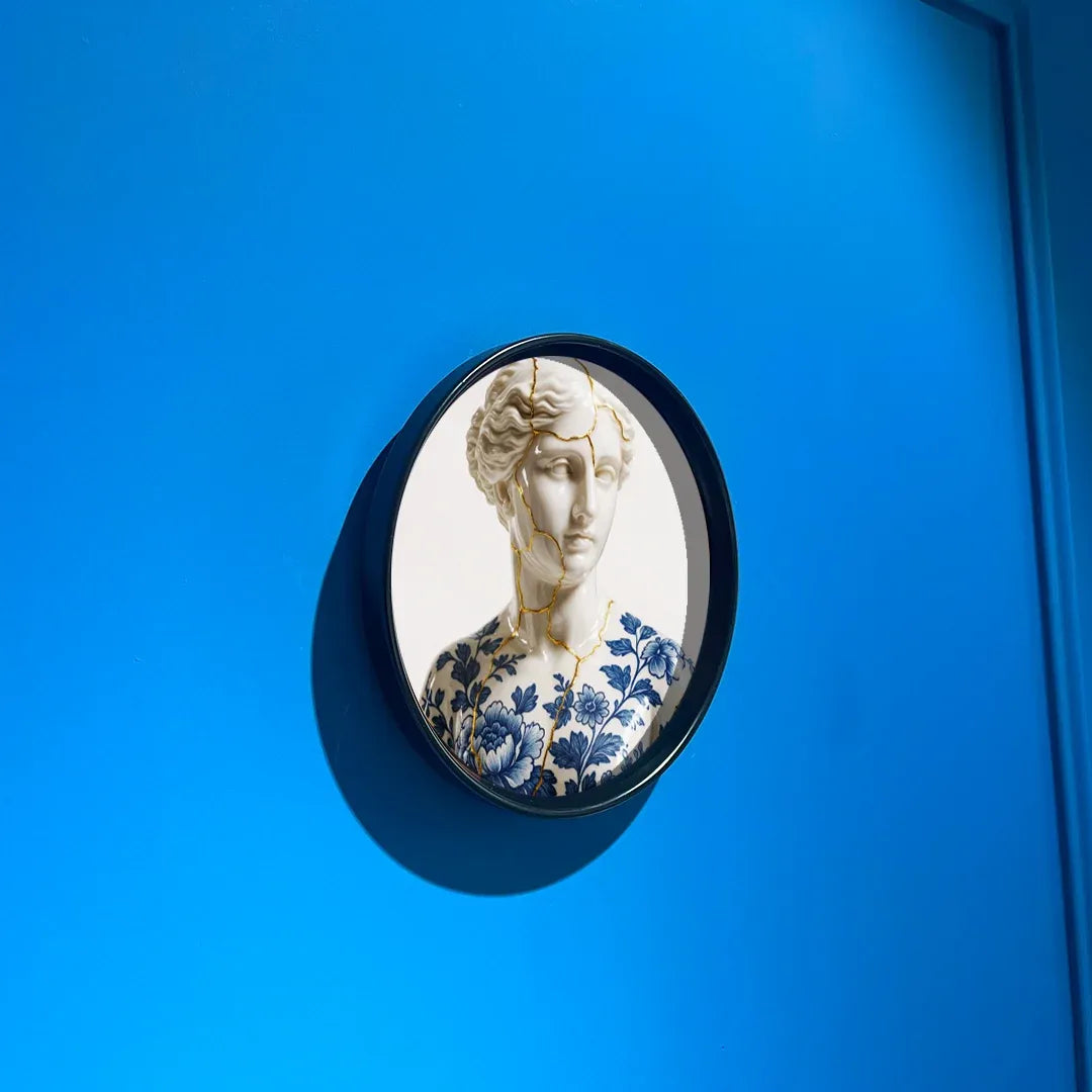 Vide-poches Venere Kintsugi accroché au mur, visage féminin aux motifs floraux bleus et fissures dorées, Independent Republic