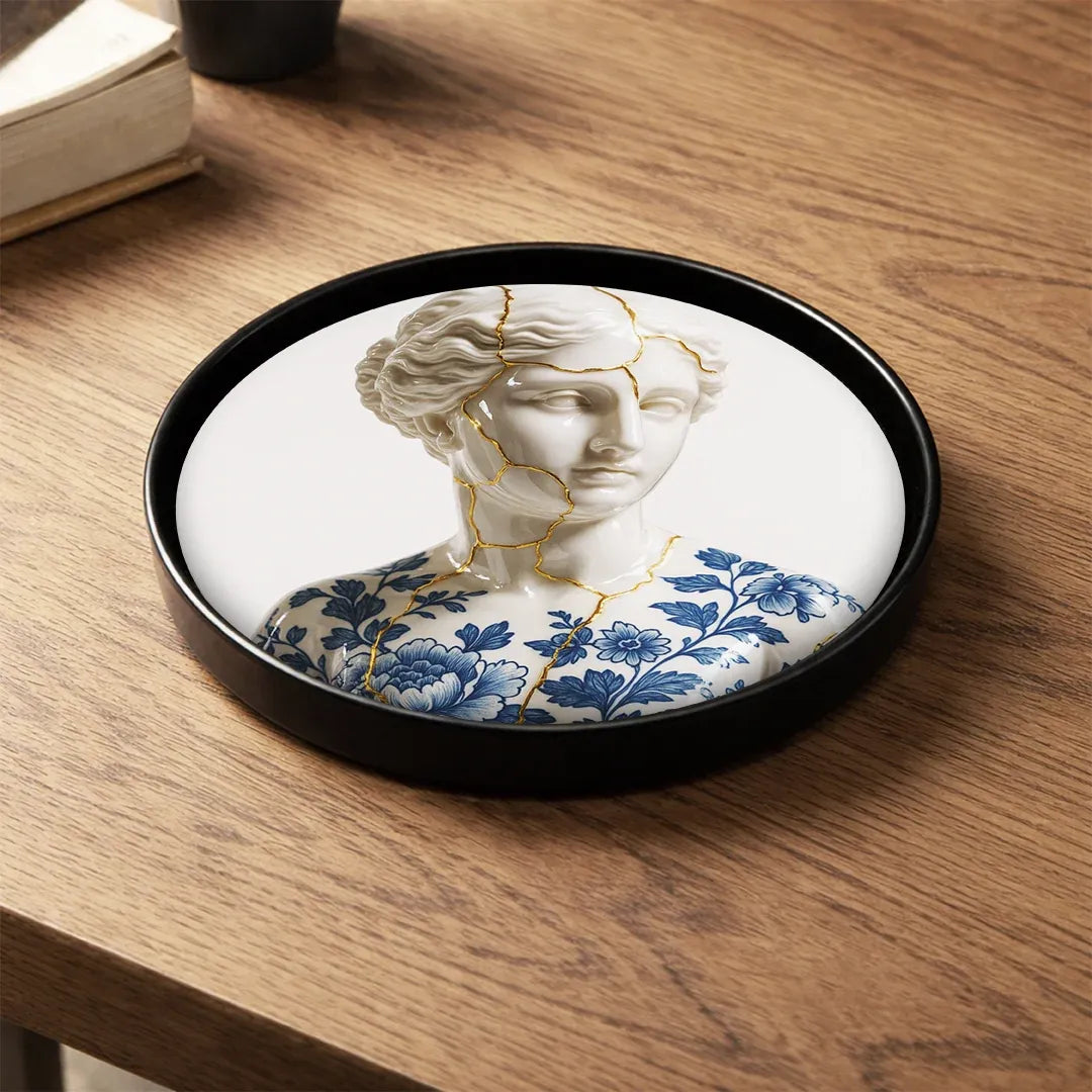 Vide-poches Venere Kintsugi avec visage féminin, fissures dorées et motifs floraux bleus inspirés de la faïence de Delft, Independent Republic