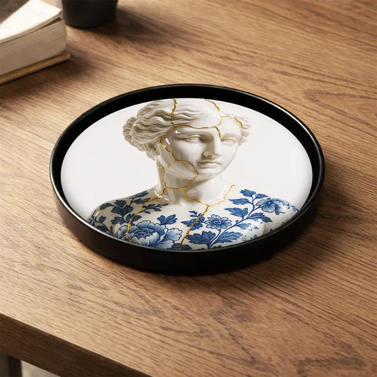 Vide-poches Venere Kintsugi avec visage féminin, fissures dorées et motifs floraux bleus inspirés de la faïence de Delft, Independent Republic