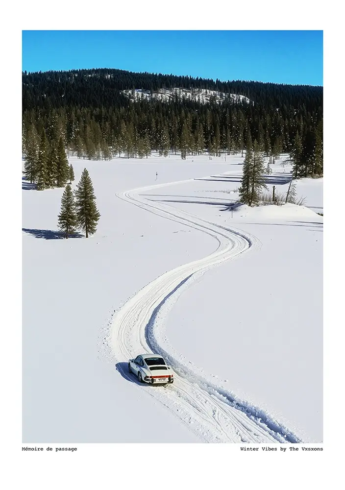 The Vxsxons "Mémoire de passage - Winter Vibes" Porsche blanche sur une route enneigée