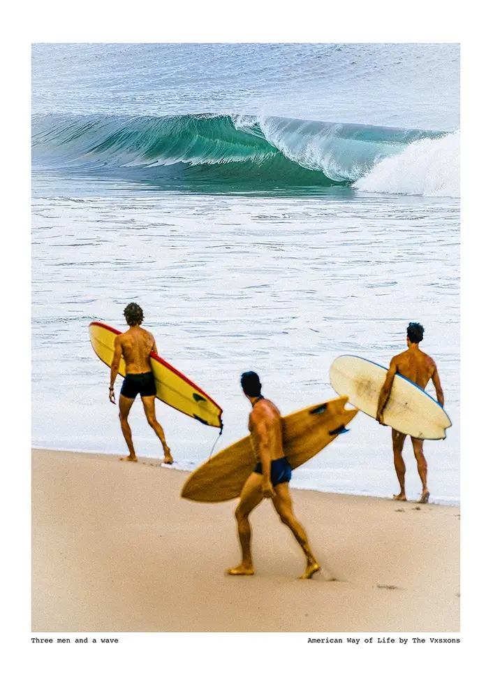 "Three Men and a WAVE - American Way Of Life" 3 surfeurs face à l'océan