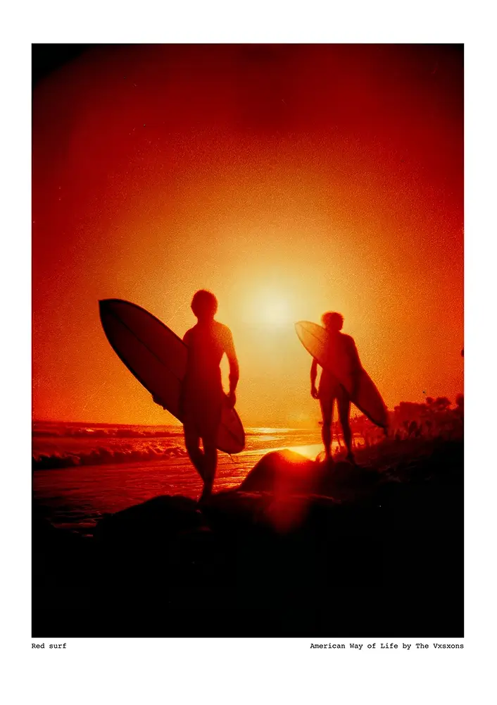 "Red Surf - American Way Of Life" deux surfeurs dos au soleil couchant