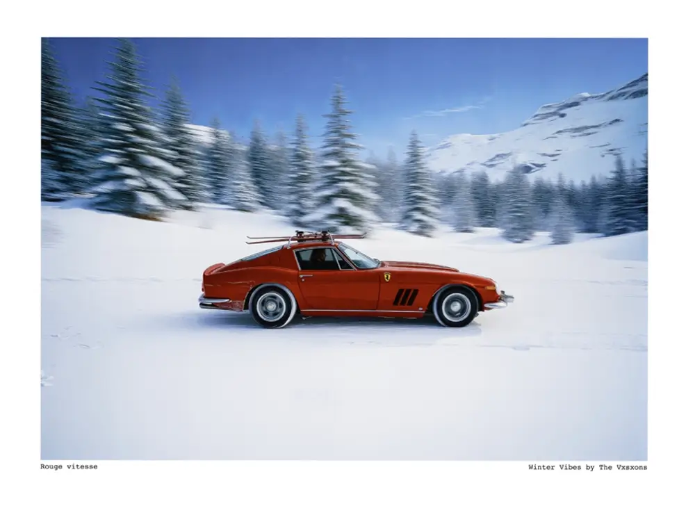 "Rouge Vitesse - Winter Vibes" Ferrari rouge roulant dans la neige