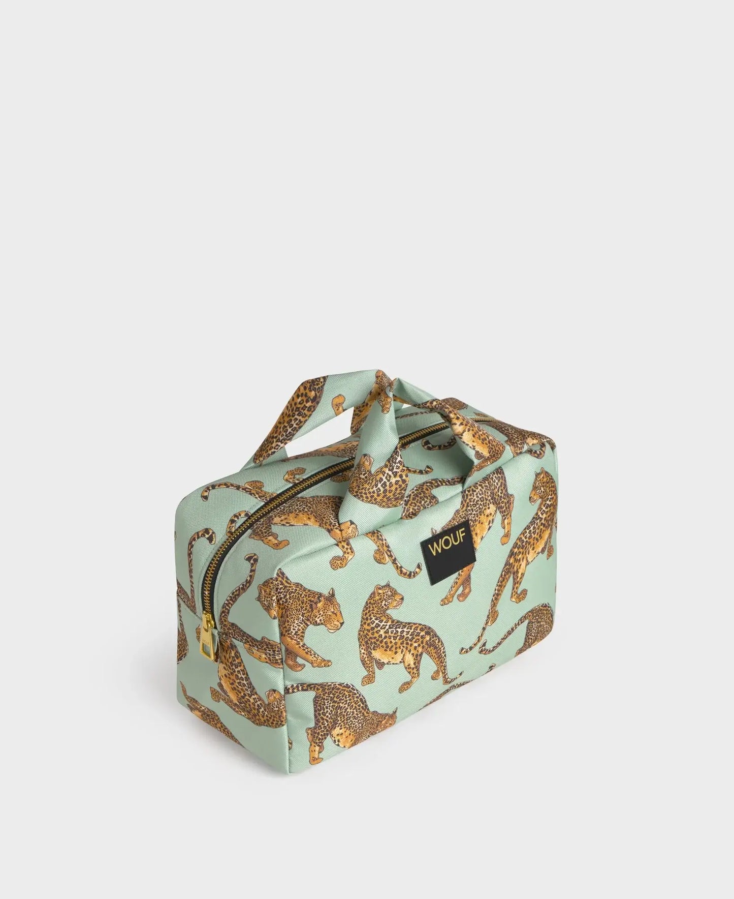 Grande trousse de toilette Emerald Leopard de chez Wouf fermée et vue de côté