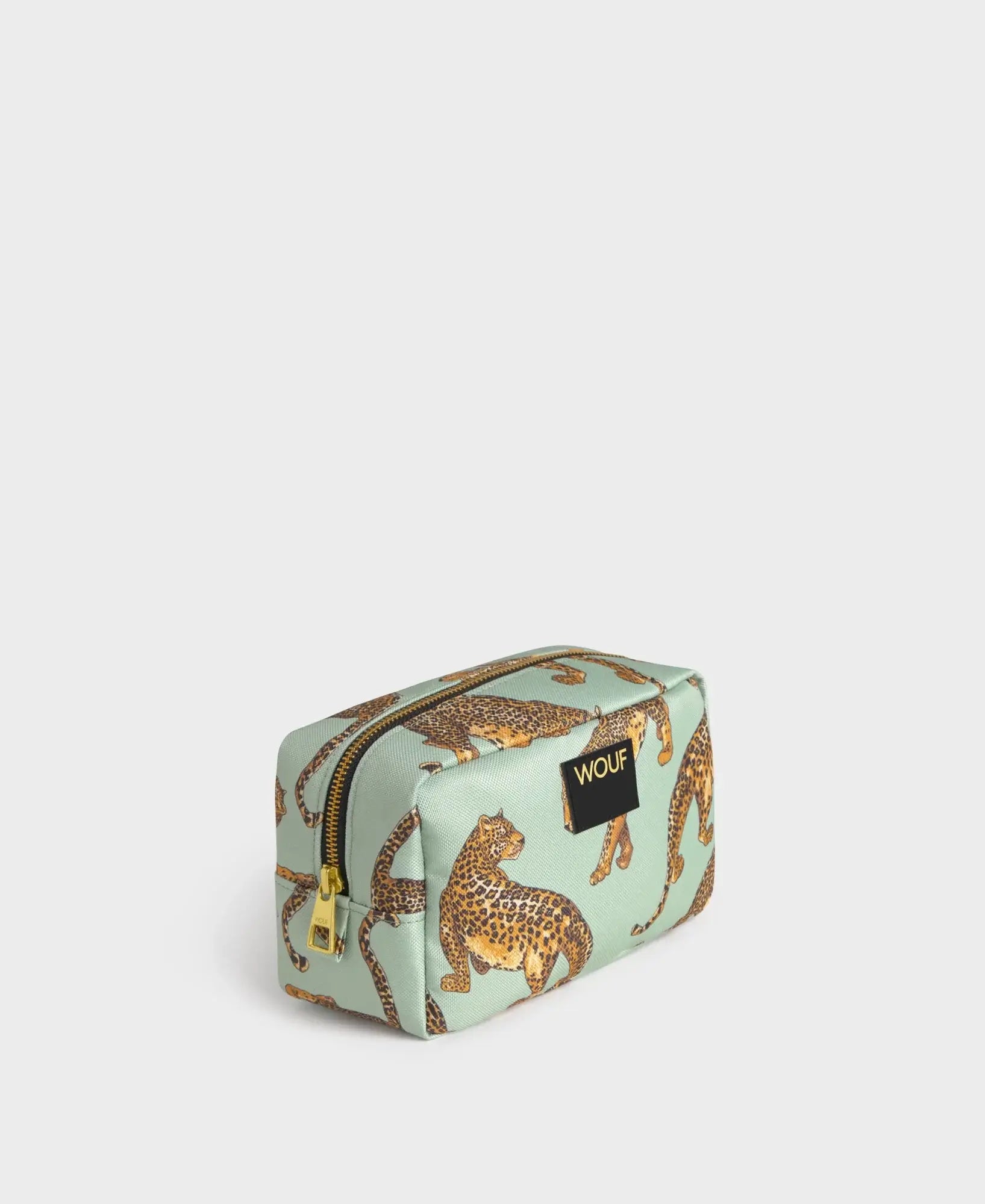 Trousse de toilette Emerald Leopard de chez Wouf fermée et vue de côté