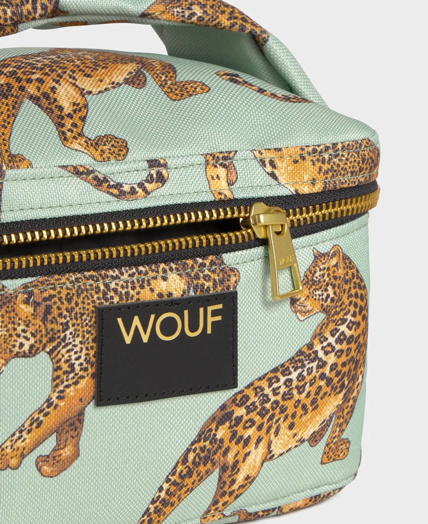Trousse de toilette Vanity Emerald Leopard de chez Wouf en vue rapprochée