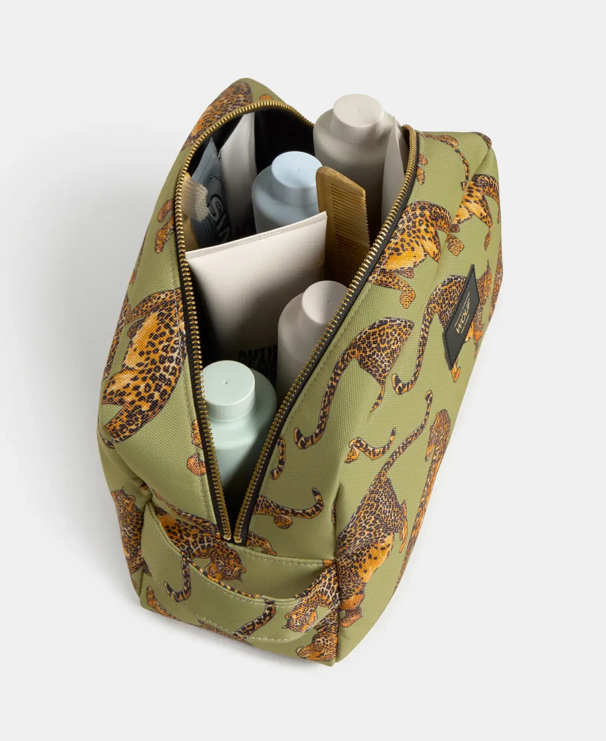 Mise en situation de remplissage de la grande trousse de toilette Avo Leopard