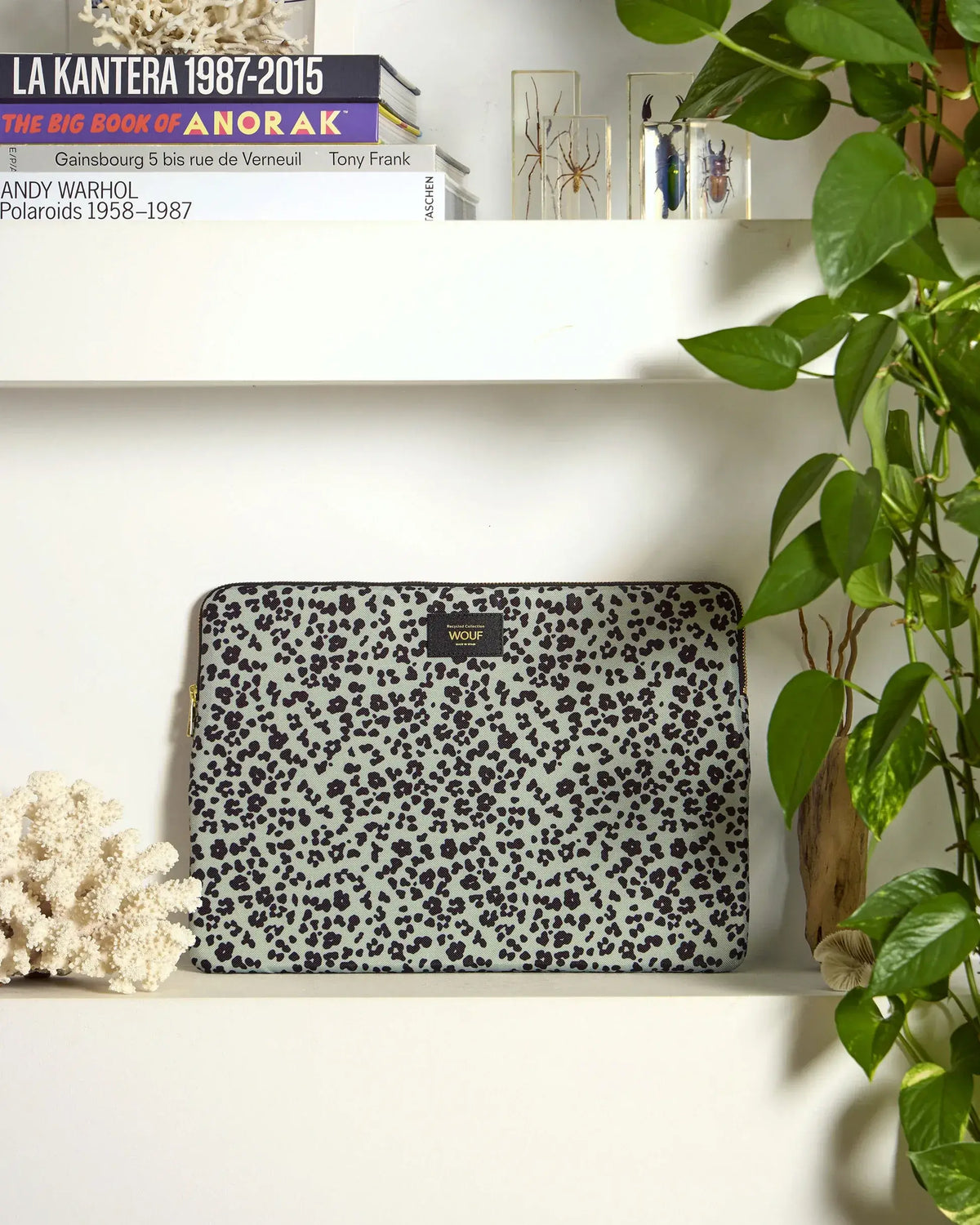 Housse de protection Steel Roar sur une étagère