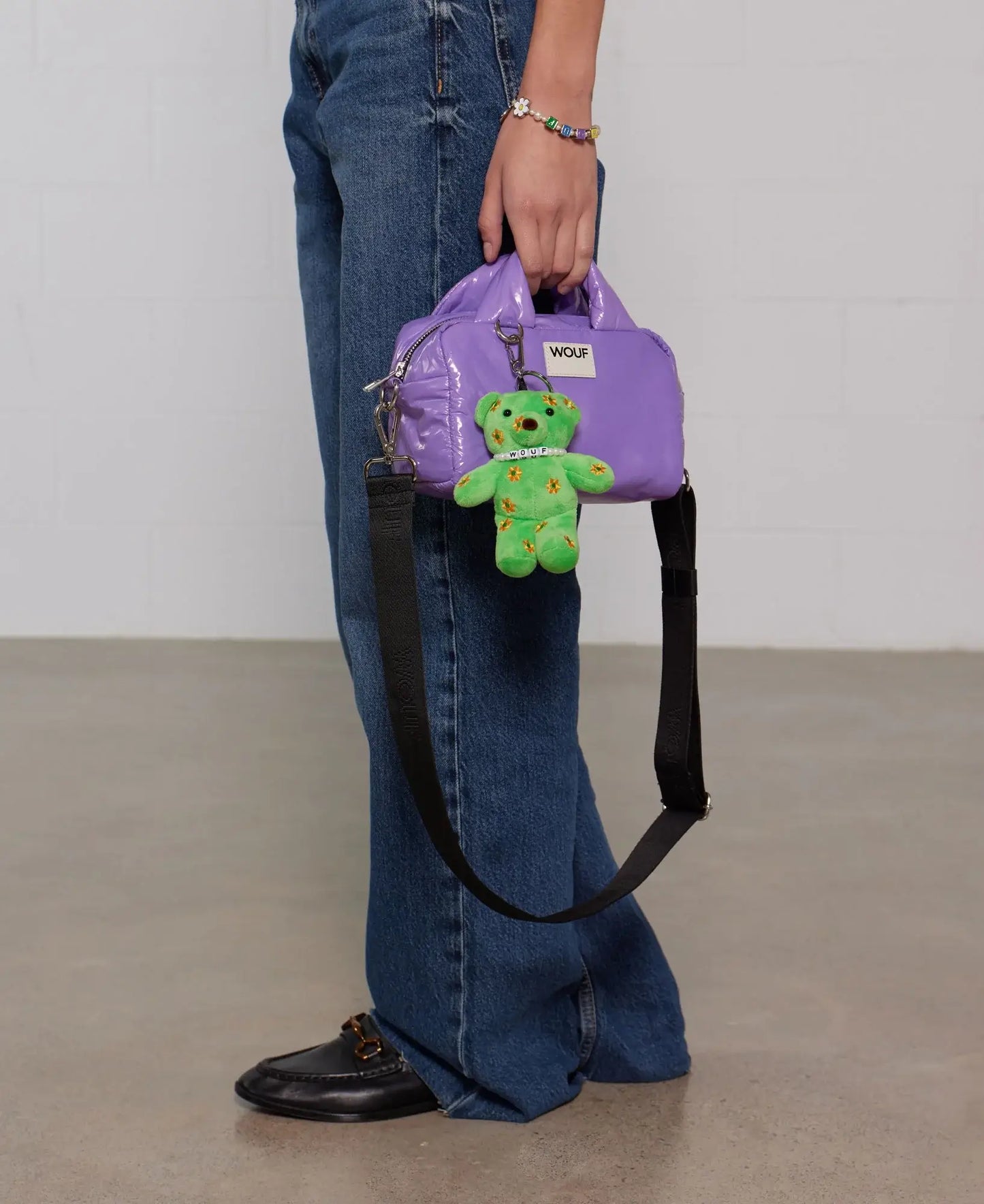 Porte-clés Mint Bear (Ours Vert) de chez Wouf accroché à un sac couleur lavande