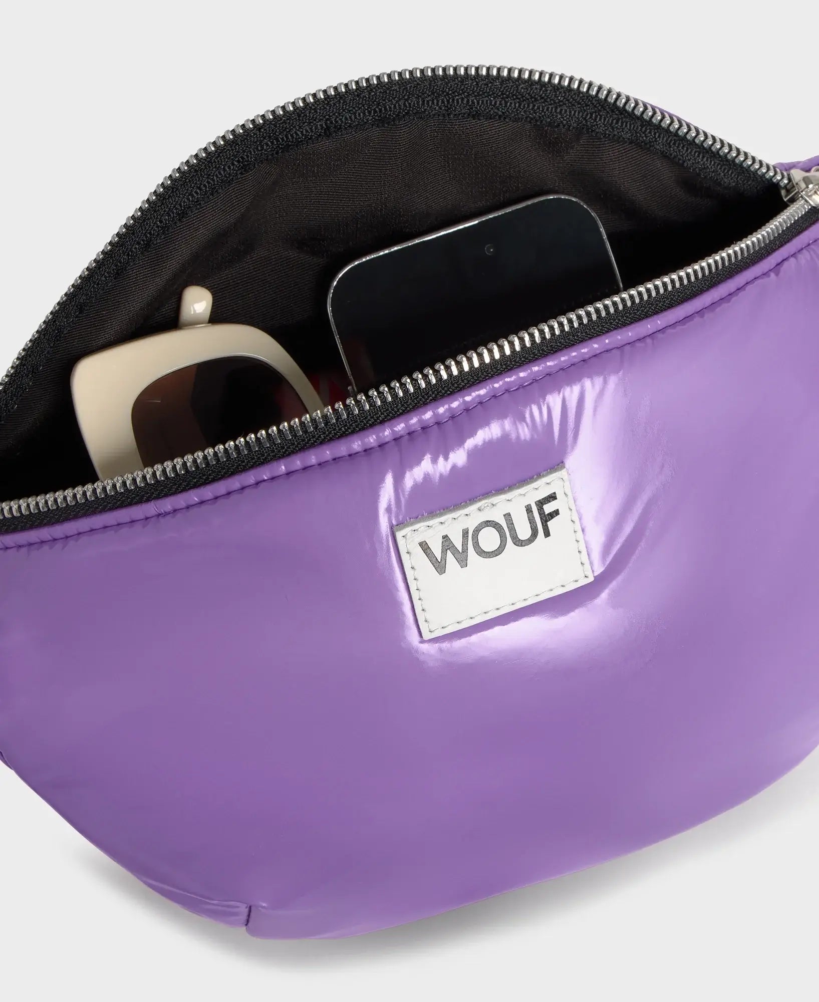 Sac Banane lavender (lavande) de chez Wouf en vue rapprochée sur les coutures et l'intérieur