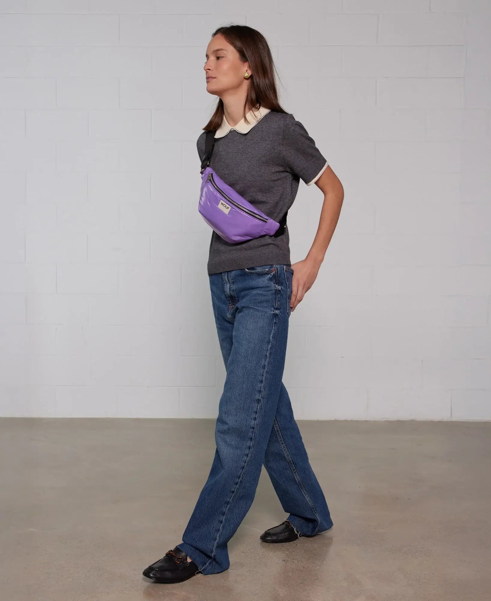 Banane couleur lavender (lavande) de chez Wouf porté par une femme marchant