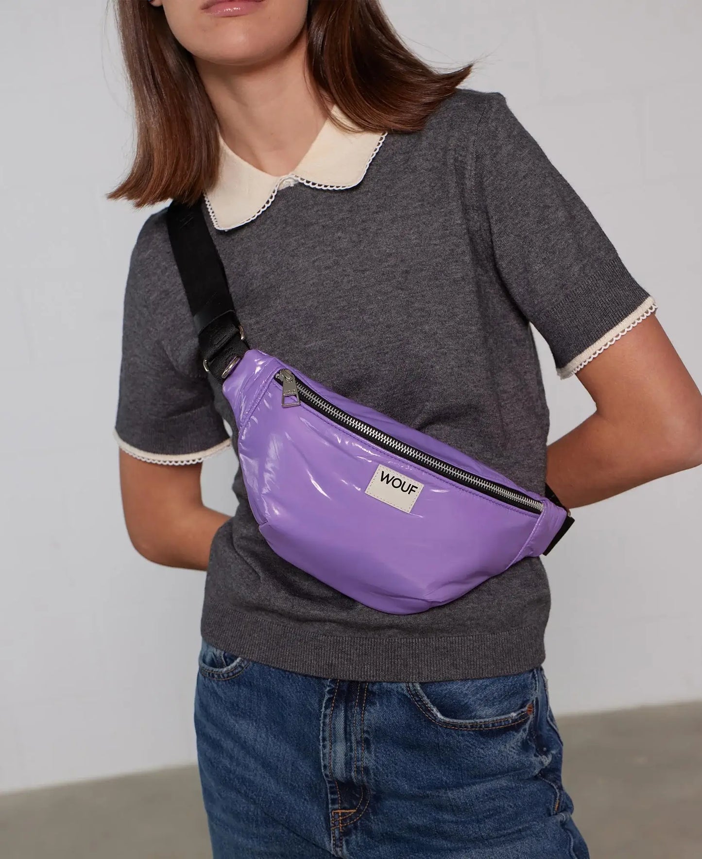 Banane couleur lavender (lavande) de chez Wouf porté par une femme