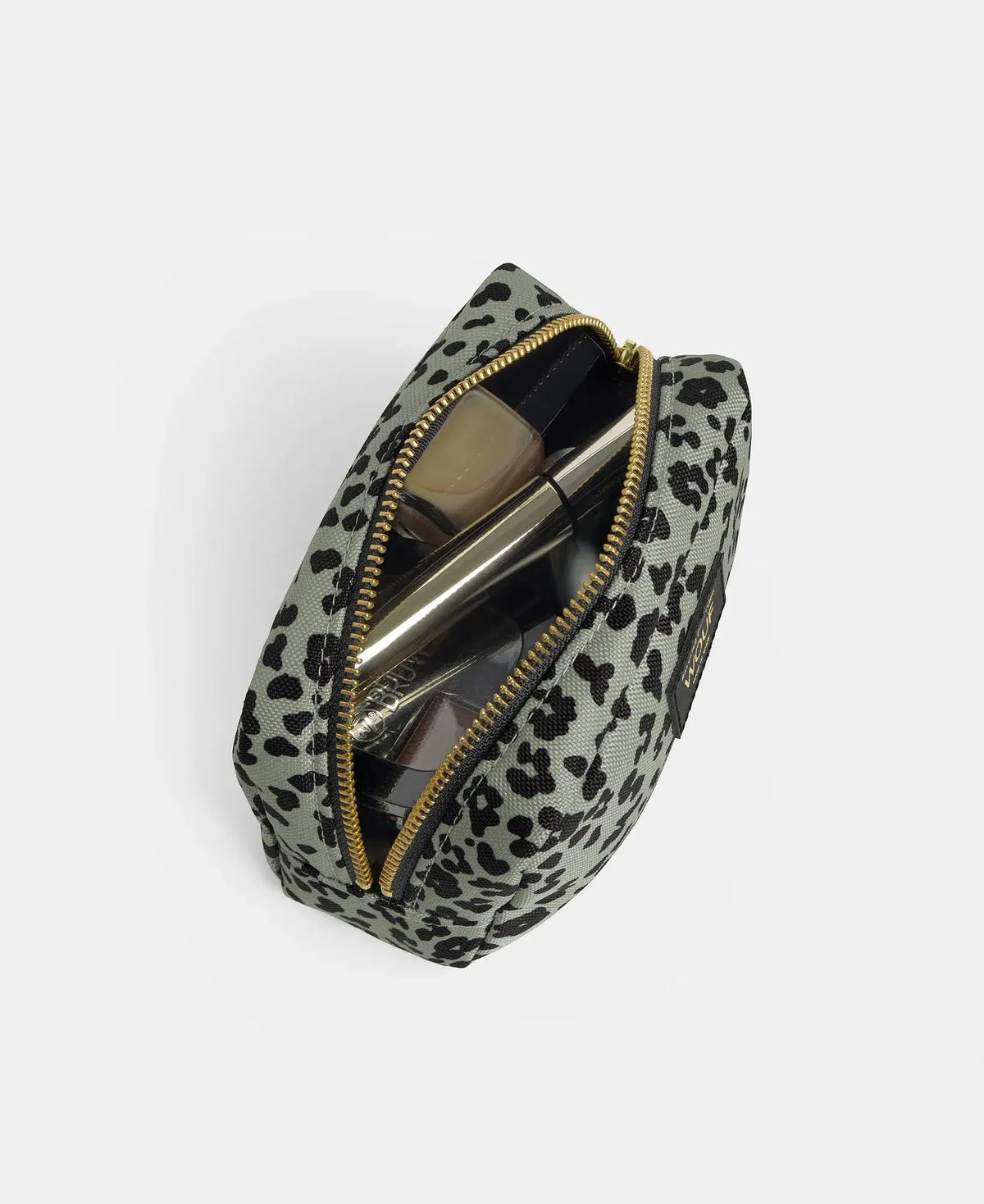 Mise en situation de remplissage de la trousse de maquillage Steel Roar