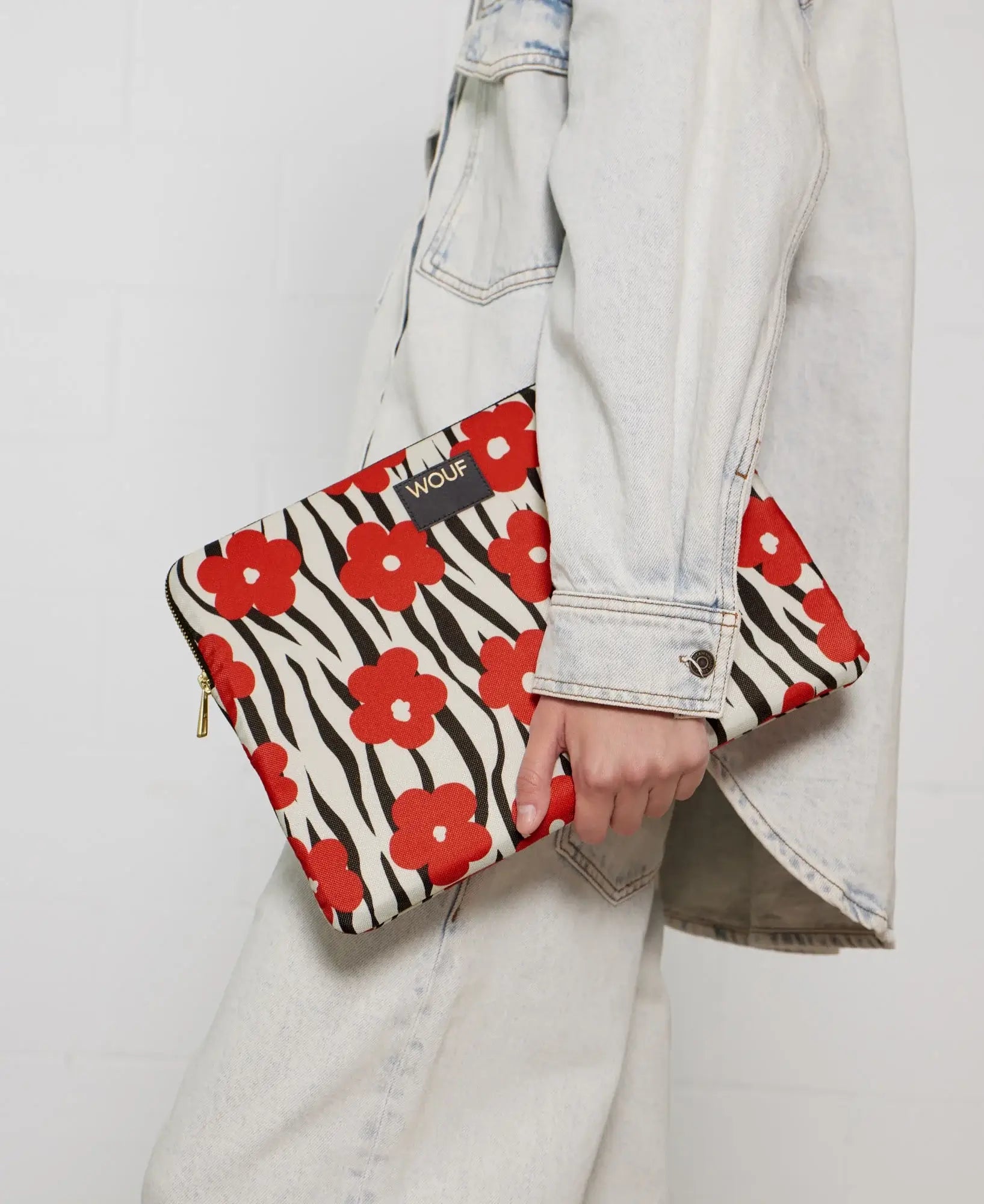 Housse de protection Wildflower de chez Wouf dans les mains d'un mannequin