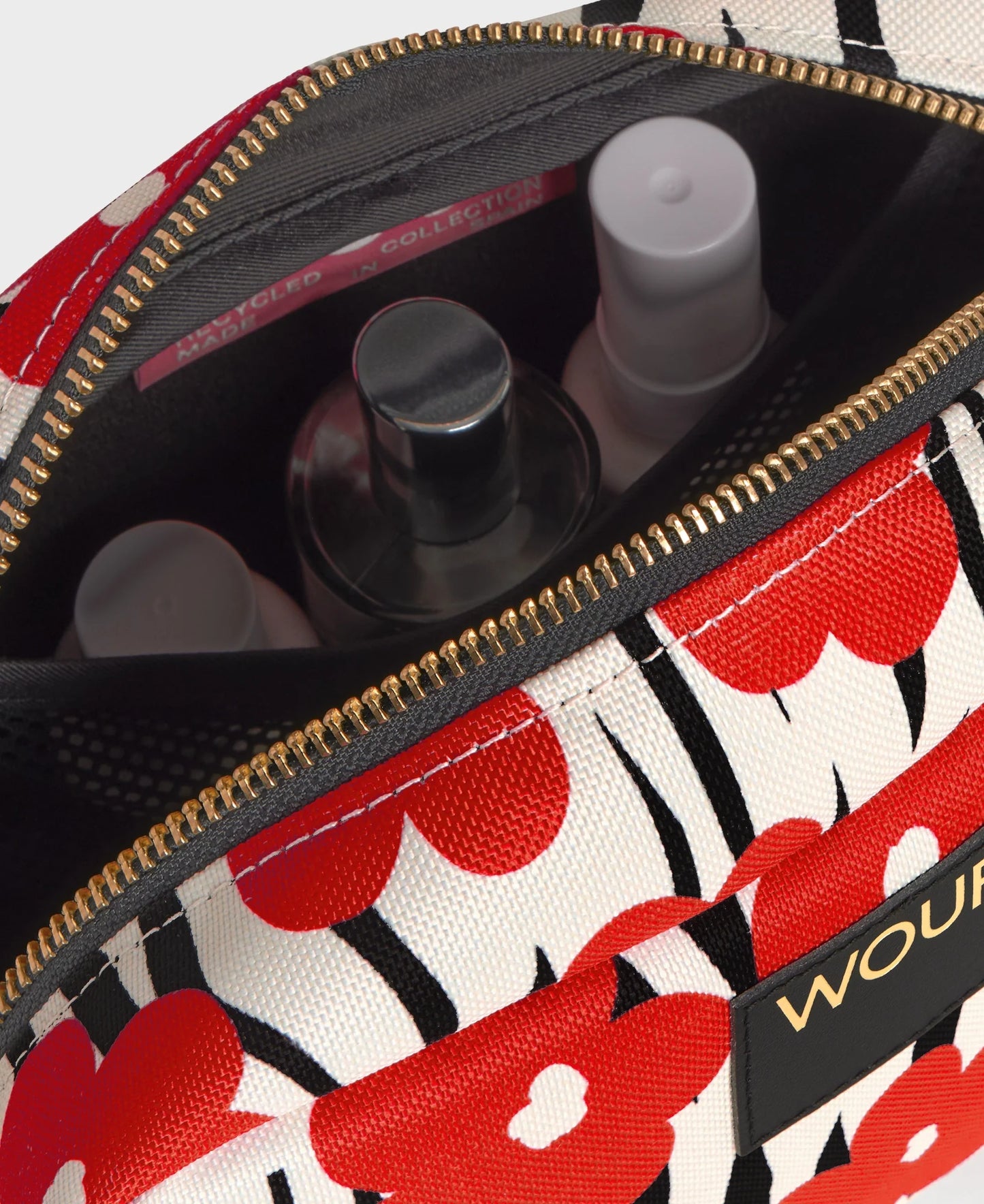 Intérieur de la trousse de toilette Wildflower avec quelques produits beauté et maquillage