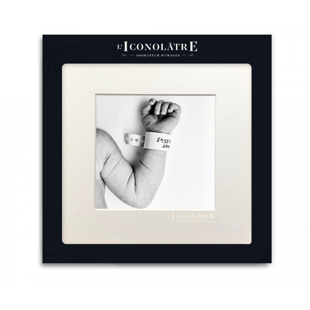 Photographie 22x22 d'un bras de nouveau né en noir et blanc par Image Républic