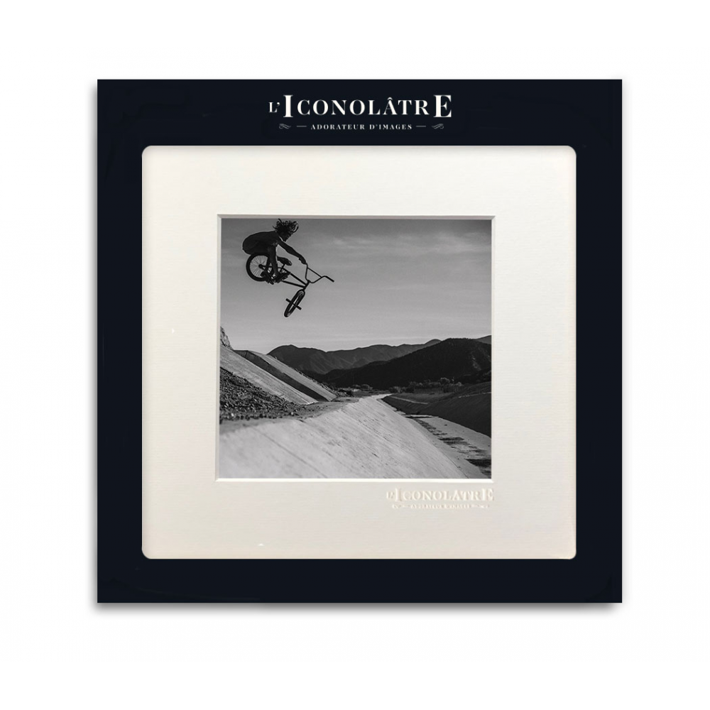 Photographie 22x22 en noir et blanc d'une personne pratiquant du BMX par Image Républic
