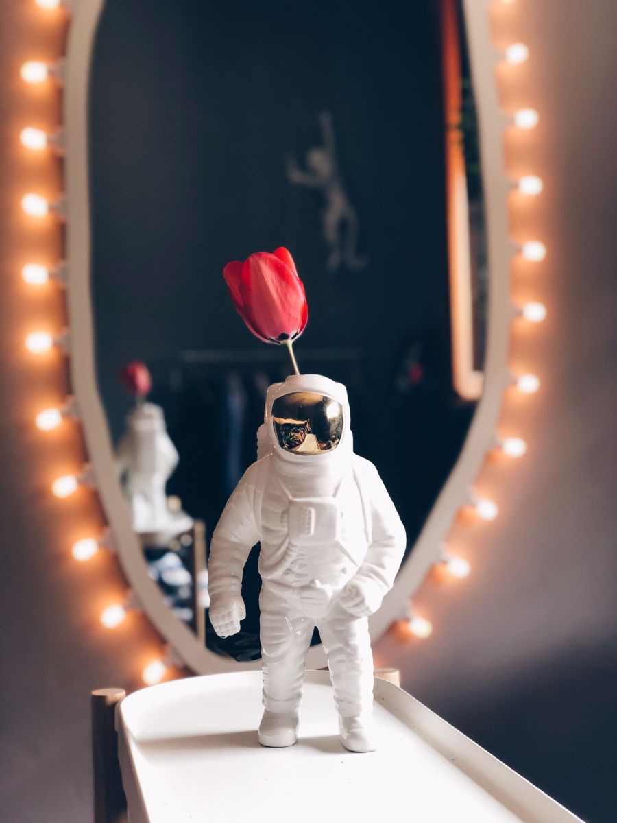 Starman - Mise en scène du vase sculpture blanc en porcelaine, visière dorée Collection Cosmic Diner par Diesel living x Seletti