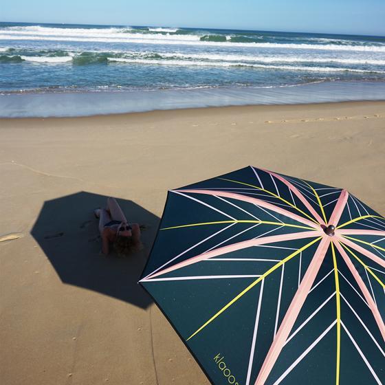 Stella Vert - parasol en matériaux recyclés - motif graphique - made in europe - Klooas